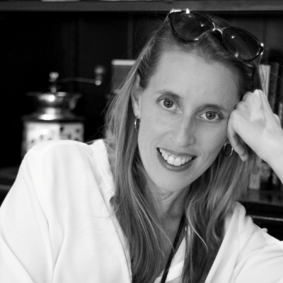 נירי שאול- תוכן ותדמית עסקית logo