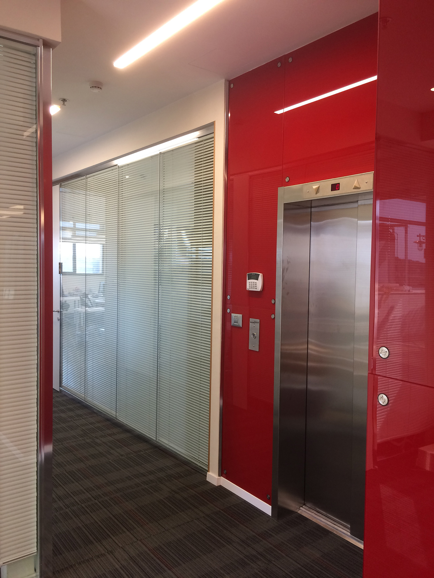 Entry 261252 in narrow passage office, red glass door at the end by פוירשטיין אדריכלות פנים