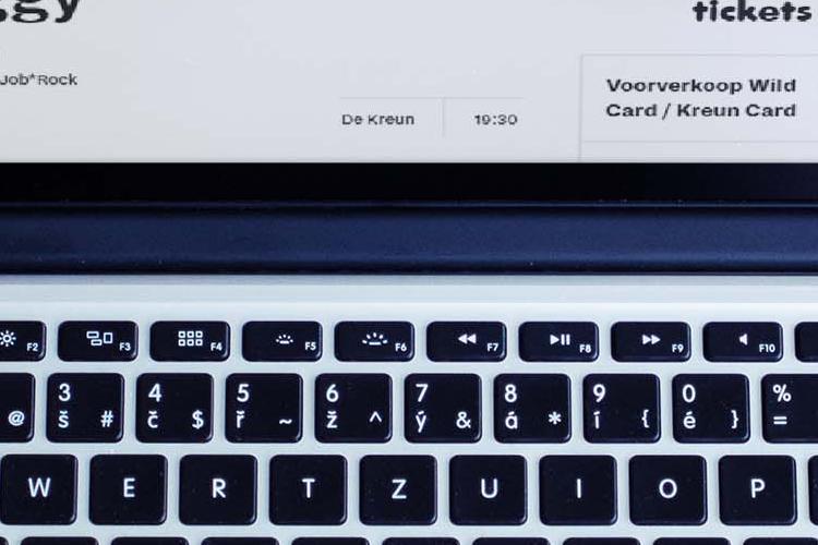 Open Zoomed Related Entry macbook_psd_mockup_christmas_white_1.jpg