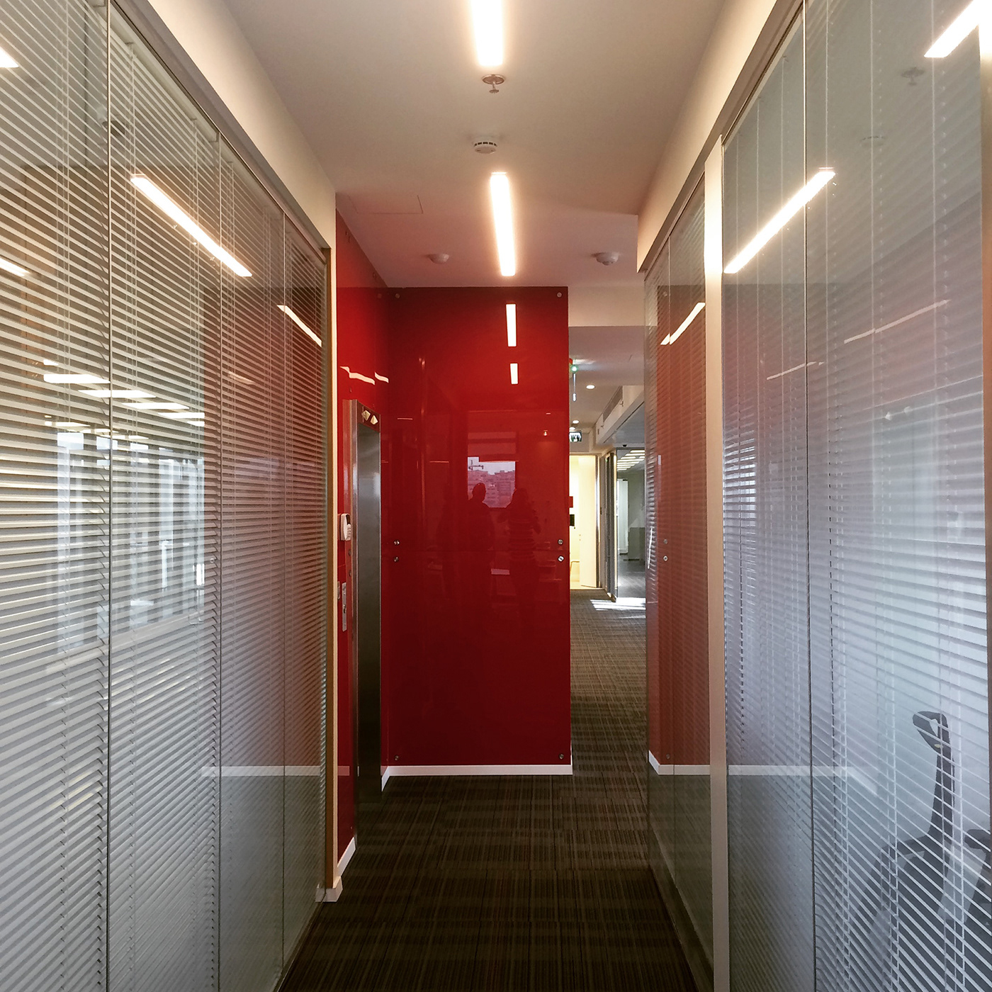 Entry 261249 in narrow passage office, red glass door at the end by פוירשטיין אדריכלות פנים